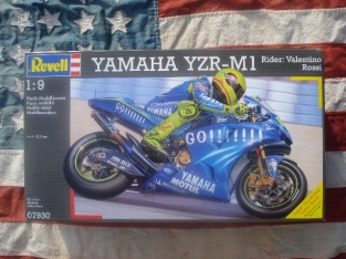 REV07930  Yamaha YZR M1 Valentino Rossi Gauloises Schaal 1:9 Re